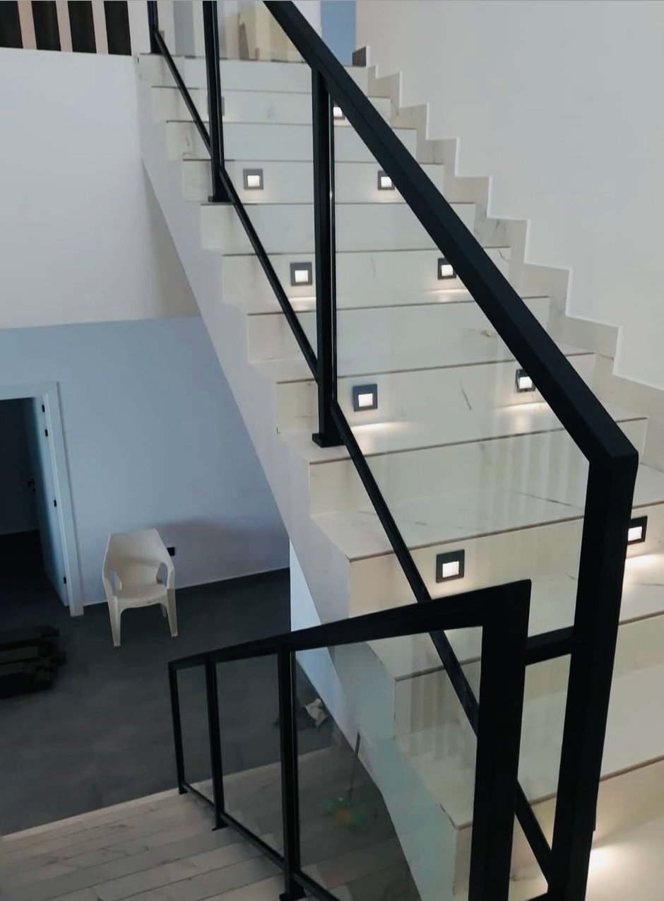 MODERN STAIRS & RAILING